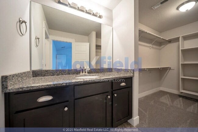 Building Photo - Small Pet Friendly - 3BD 2BTH 2GAR - Center Street/700 W Near TopGolf