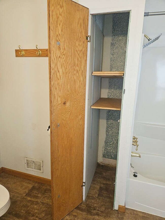 Building Photo - 1-603 1/2 N Superior Ave