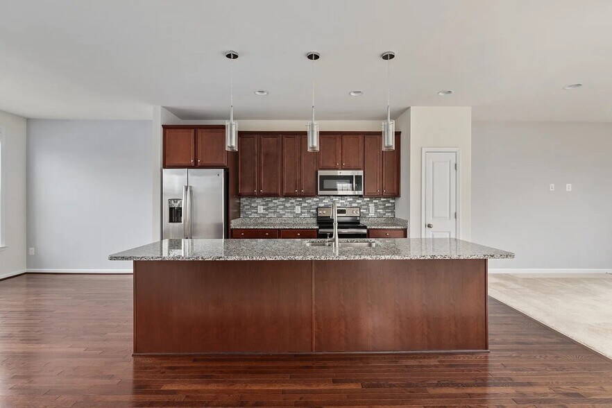 Building Photo - 148 Solara Dr