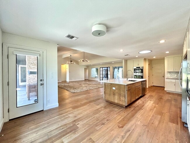 Building Photo - 9108 Balcones Club Dr