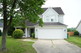 Building Photo - 3 bedroom, 2.5 bathroom home with great cu...