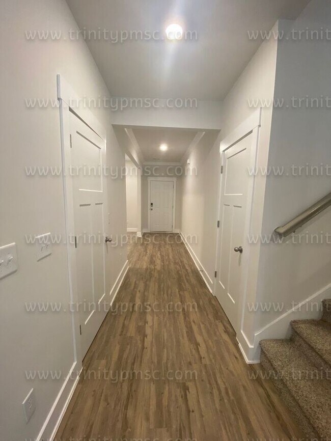 Building Photo - Gorgeous 4/2.5 waiting for you!