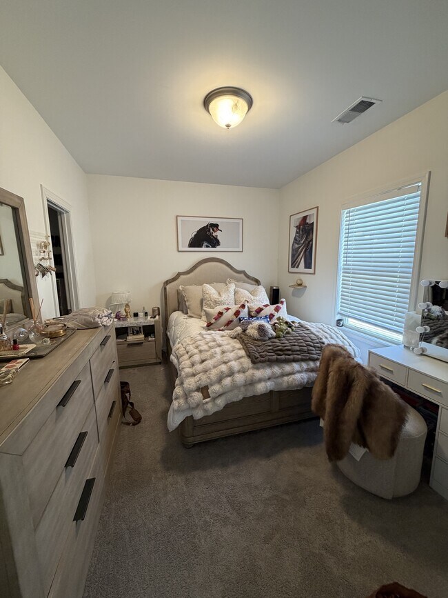 Building Photo - 215 Honeysuckle Wy