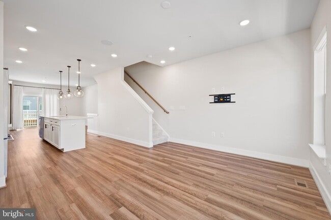 Building Photo - 128 Stowe Dr