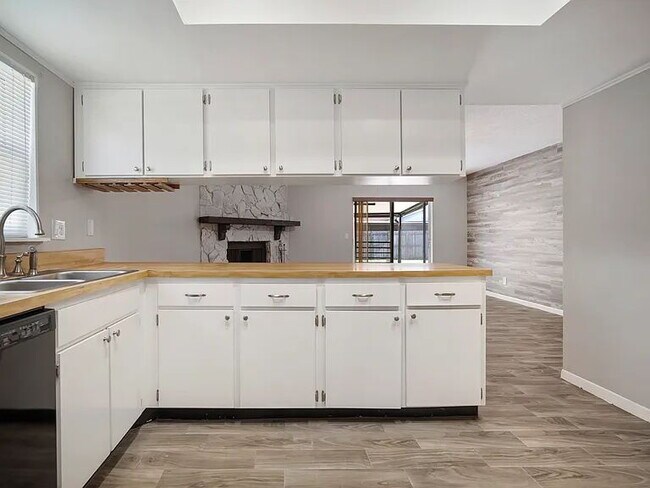 Building Photo - Beautiful Valrico Home | No Carpet + Screened Patio + Bonus Room