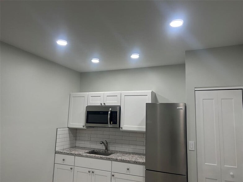 Building Photo - 135 Ponce de Leon St