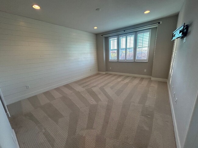 Building Photo - Brighton Oaks Beauty Just Steps from Downt...