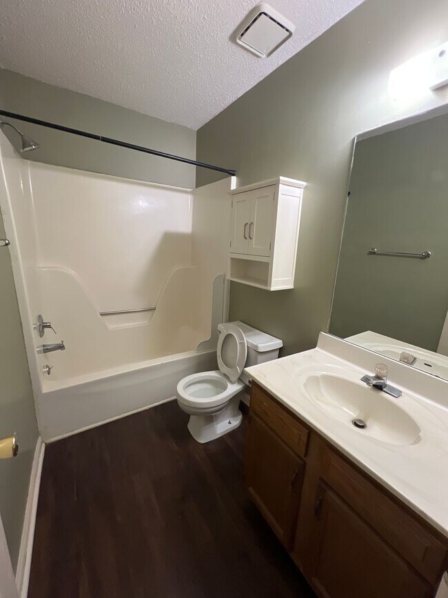 Building Photo - 2 Bedroom Townhouse