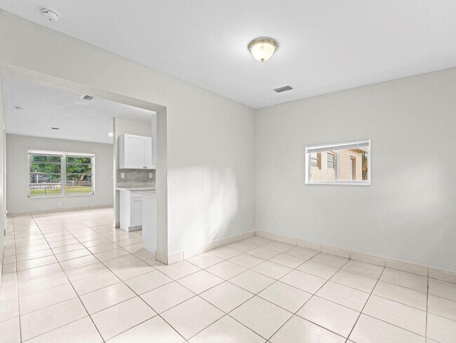 Building Photo - 21200 NE 12th Ct