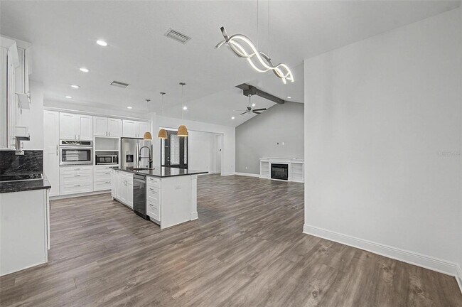 Building Photo - 606 Royal Crest Dr