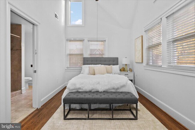 Building Photo - 521 Quintana Pl NW