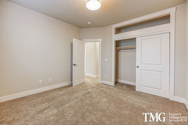 Building Photo - Spacious 4 BD Home with Private Backyard & Community Amenities!