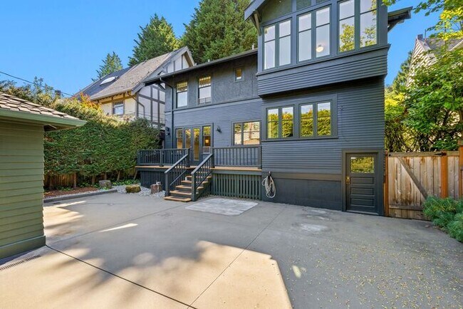 Building Photo - Stunning 1909 Craftsman w/ AC in Coveted Capitol Hill