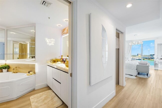 Building Photo - 848 Brickell Key Dr