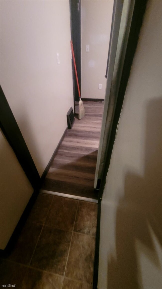 Building Photo - 2 br, 1 bath Townhome - 401 North Dewey St...