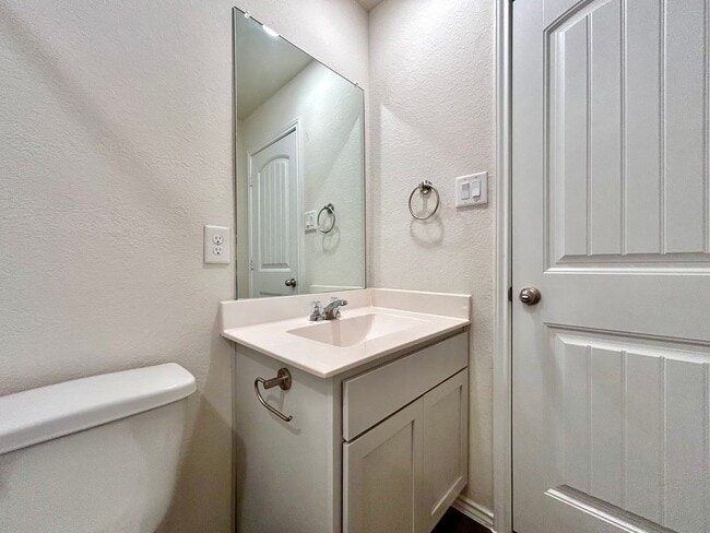 Building Photo - 221 Granary Dr