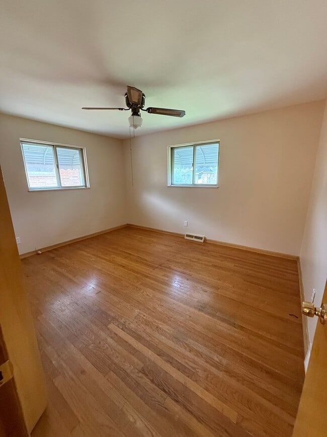 Building Photo - Maple Heights 3 Bed Rach includes water/sewer