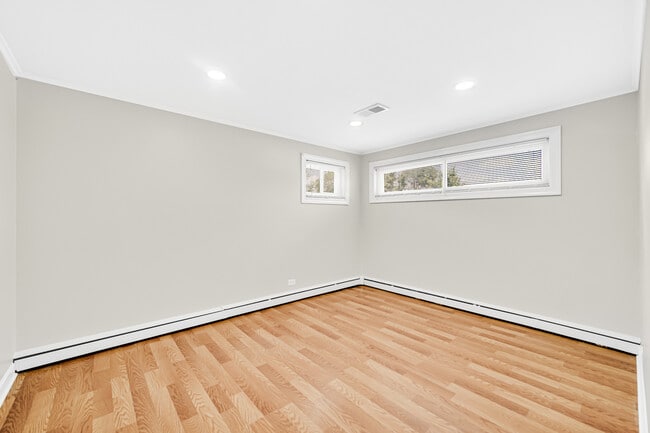 Building Photo - 1047 W Villa Dr