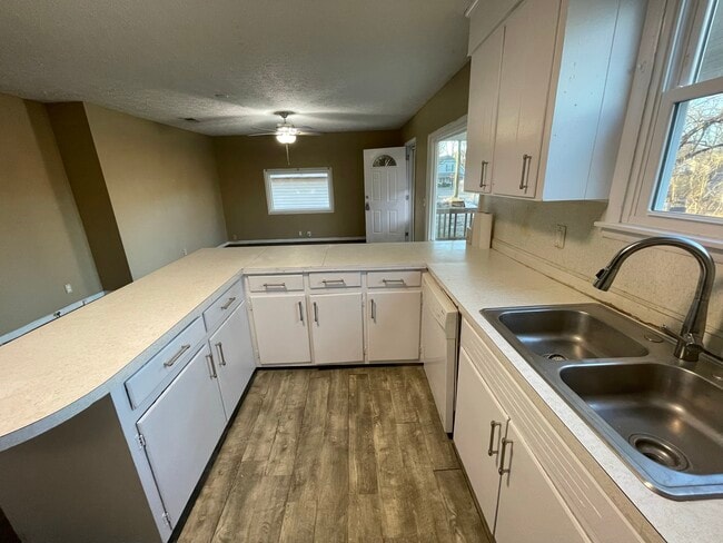 Building Photo - 612 Sun Cir