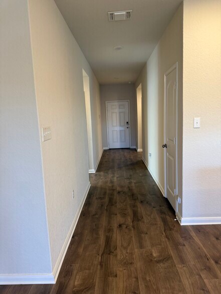 Building Photo - 380 Huntsman Way