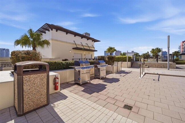 Building Photo - 1208 E Kennedy Blvd