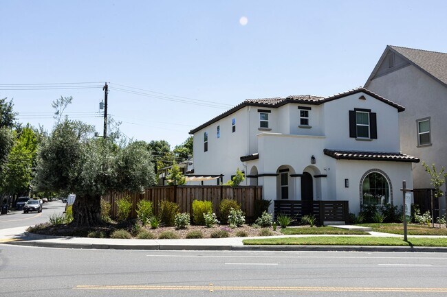 Building Photo - 3 bedroom | 2.5 bathroom | Crocker Village Single Family Home