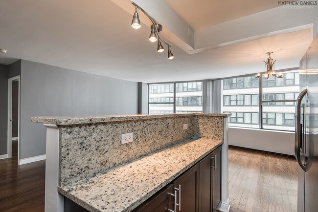 Building Photo - 5757 N Sheridan Rd