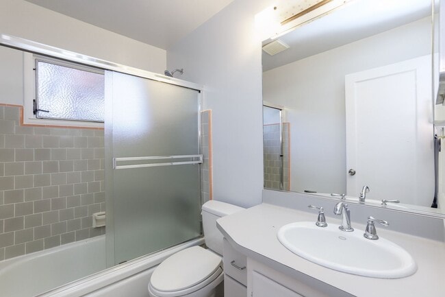 Building Photo - 4 Bed / 2 Bath Welcoming Midtown Palo Alto...