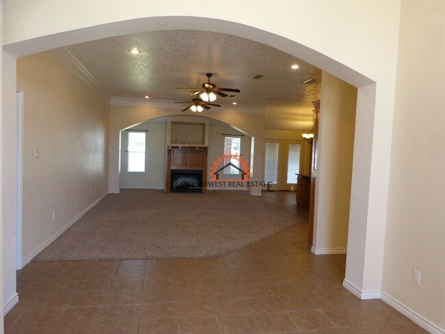 Building Photo - Stunning 4 bedroom 3 bath brick home with 5 car garage!