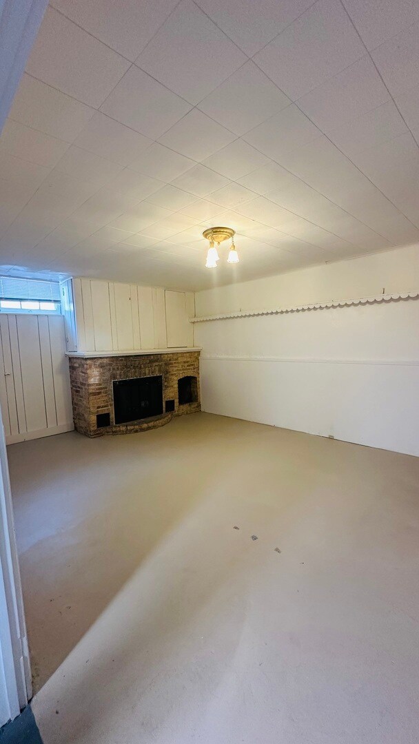 Building Photo - 124 W Crystal Lake Ave