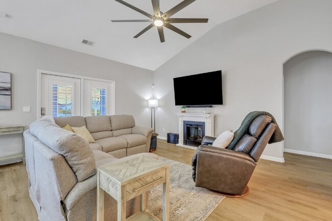 Building Photo - Executive Home in Convenient Location