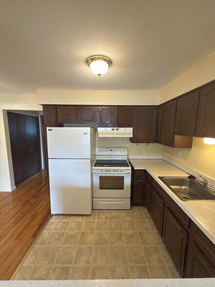Building Photo - 5093 Mansfield Ave