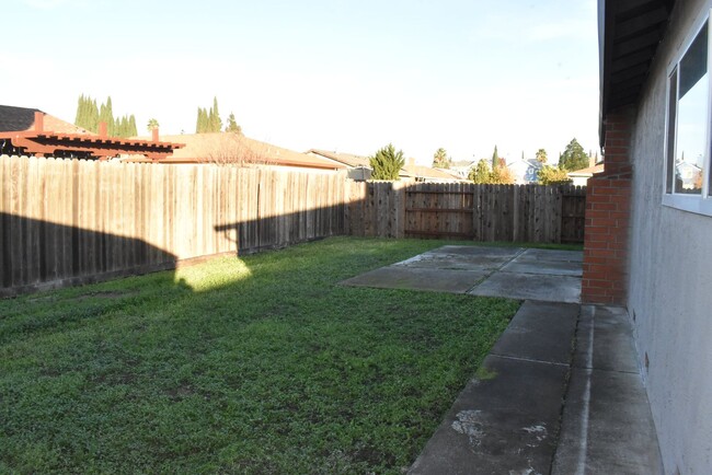 Building Photo - Nicely updated Laurel Creek home!