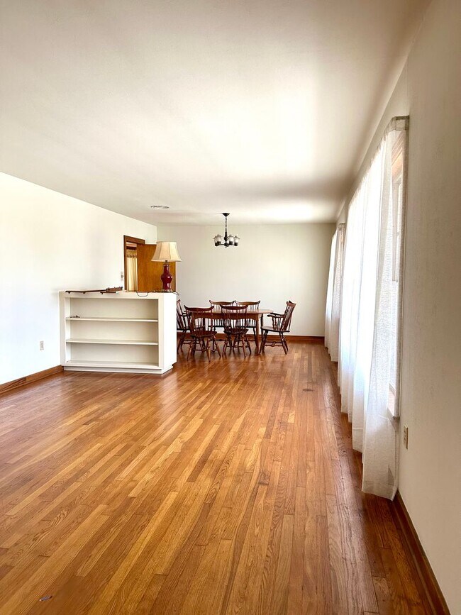 Building Photo - Charming 3-Bedroom, 2-Bathroom, 2,200 Sq. Ft. Home in Broadmoor Subdivision