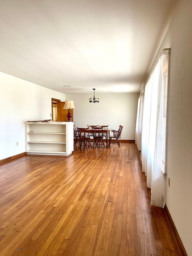 Building Photo - MOVE IN SPECIAL!!!! Charming 3-Bedroom, 2-Bathroom, 2,200 Sq. Ft. Home in Broadmoor Subdivision