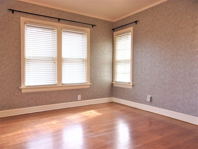 Building Photo - 3 BED 1 BATH TUDOR COTTAGE LAS VEGAS ADDIT...