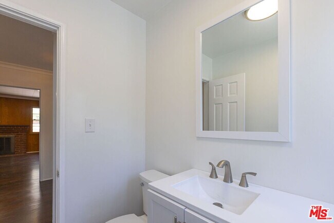 Building Photo - 2547 Canyon Dr