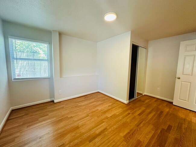 Building Photo - Ashby Duplex