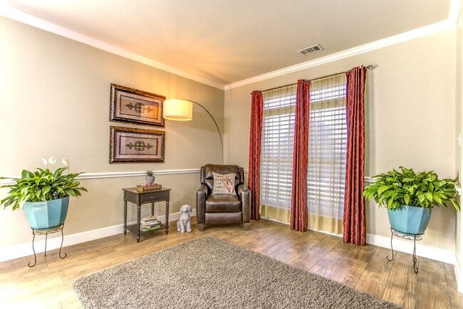 Building Photo - Beautifully Maintained 4 bed/3bath 2 Story...