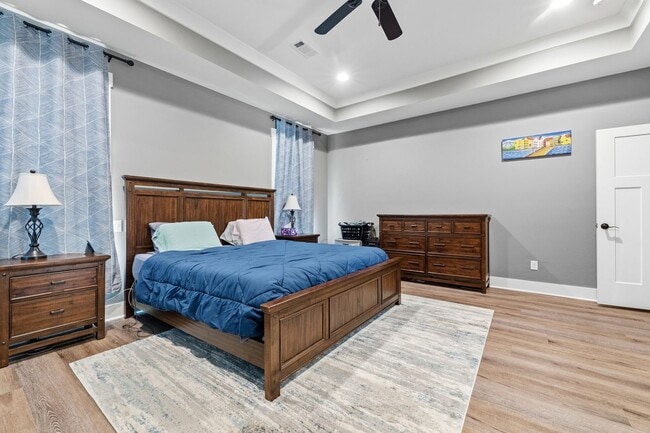 Building Photo - 3 Bedrooms Plus an Office & Sun room