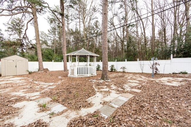Building Photo - "Charming 3-Bedroom Retreat with Gleaming Hardwood Floors in Westerly Hills!"
