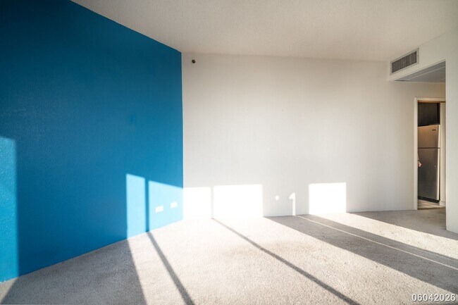 Building Photo - Luxury High-Rise Living on the 38th Floor