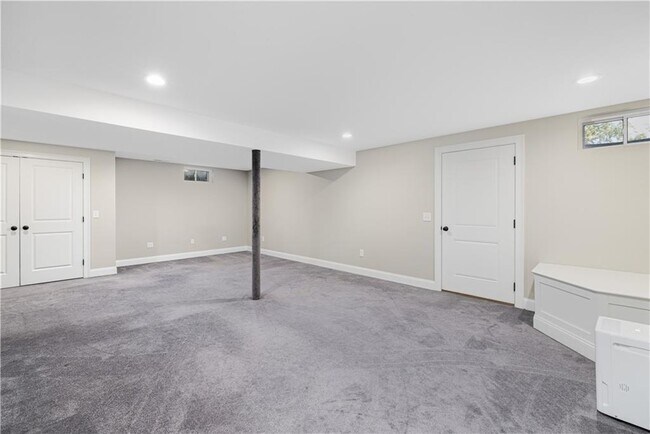 Building Photo - 20 Vanderbilt Ln