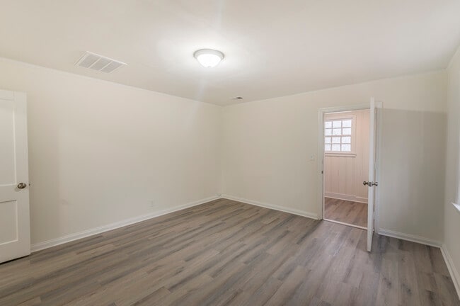 Building Photo - 107 S Estate Dr