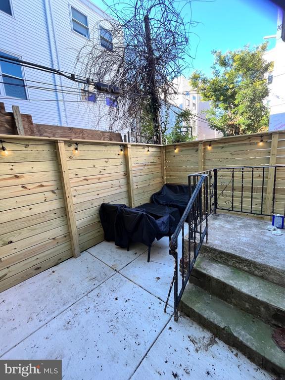 Building Photo - 2048 N Darien St