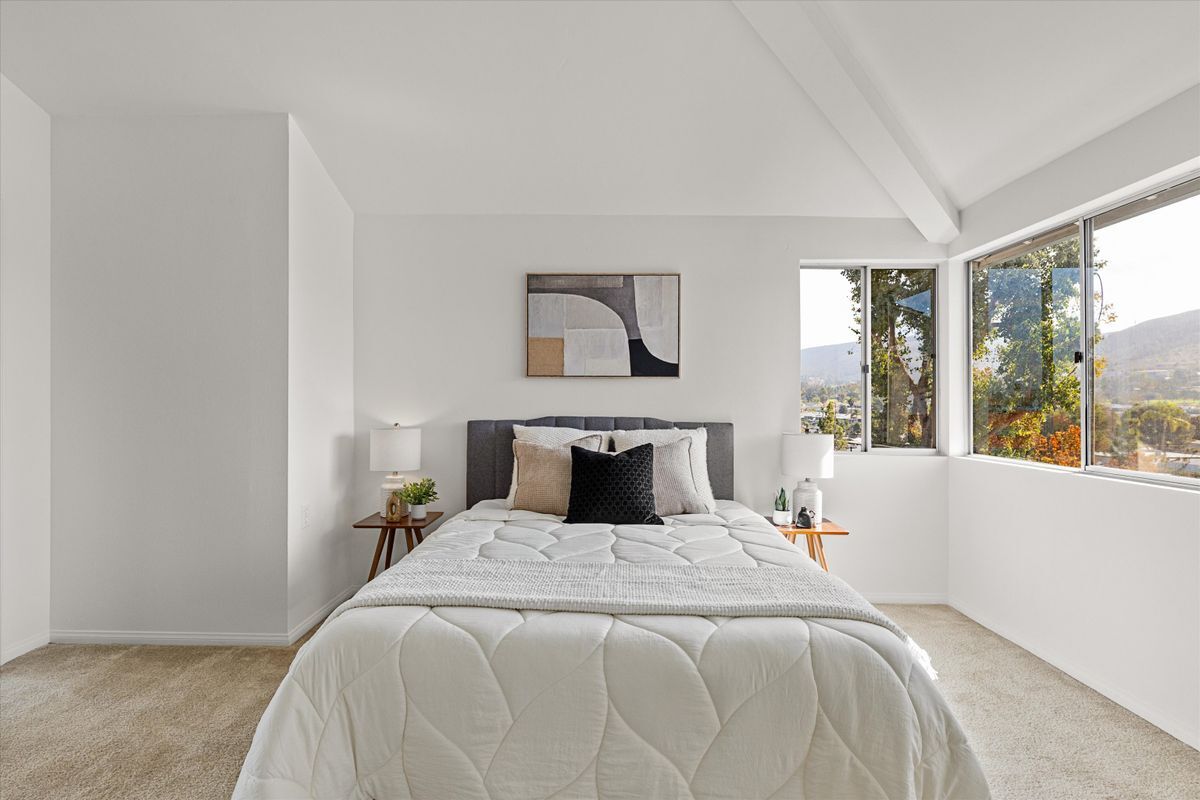 Building Photo - 1560 Circa Del Lago