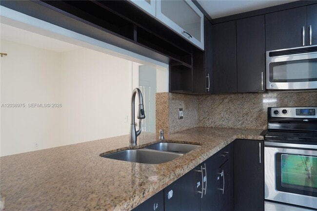 Building Photo - 9132 SW 148th Ct