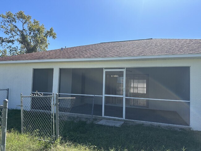 Building Photo - 4 Bedroom, 2 Bathroom, 2 Car Garage Home o...
