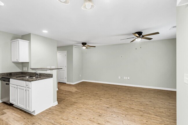 Building Photo - Beautiful Goose Creek Townhome!