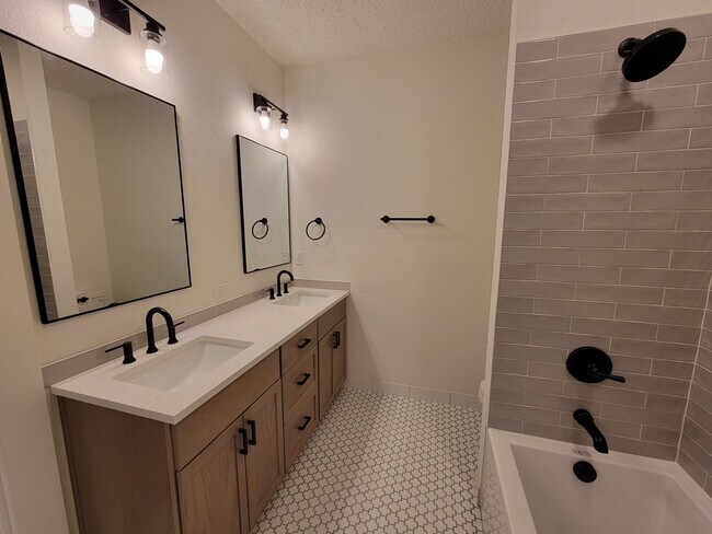 Building Photo - Don’t Miss This! Spacious 2 Bed, 2 Bath in North Portland